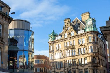 Newcastle on Tyne England: 2012-02-24: Grainger Street at Grey 's Monument. Emerson Chambers Newcastle (Waterstones binası)