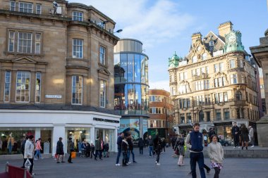 Newcastle on Tyne England: 2012-02-24: Grainger Street at Grey 's Monument. Emerson Chambers Newcastle (Waterstones binası)