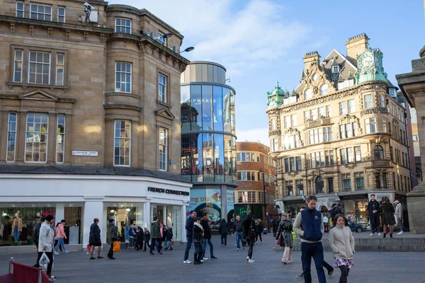 Newcastle on Tyne England: 2012-02-24: Grainger Street at Grey 's Monument. Emerson Chambers Newcastle (Waterstones binası)