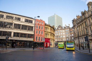 Newcastle on Tyne England - 10 Ekim 2018: Newcastle Quayside Sandhill sokak manzaralı otobüslü Red House barları