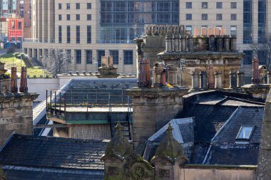 Tyne UK 'deki Newcastle: 13 Mart 2021: Newcastle rıhtımında geleneksel İngiliz çatıları ve baca yığınları