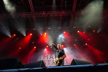 Newcastle on Tyne UK: 5 Ağustos 2017: Manic Street Preachers (James Dean Bradfield) Timesquare Newcastle 'da konser verdi