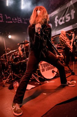 Newcastle UK - 12 Mayıs 2019: Newcastle Riverside 'da sahne konserinde Massive Wagons (Barry Mills)