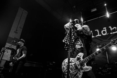 Newcastle UK - 12 Mayıs 2019: The Wildhearts (Ginger Wildheart ve CJ Wildheart) Newcastle Riverside konserinde