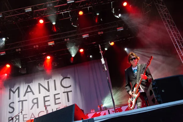 Newcastle on Tyne UK: 5 Ağustos 2017: Manic Street Preachers (Nicky Wire) Times Square Newcastle 'da konser verdi