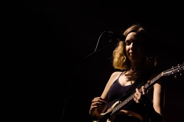 Newcastle UK - 21 Eylül 2019: The Big Moon grubu Newcastle O2 Akademisi 'nde canlı yayında