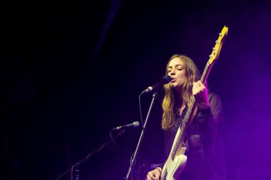 Newcastle UK - 21 Eylül 2019: The Big Moon grubu Newcastle O2 Akademisi 'nde canlı yayında