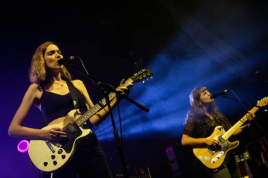 Newcastle UK - 21 Eylül 2019: The Big Moon grubu Newcastle O2 Akademisi 'nde canlı yayında