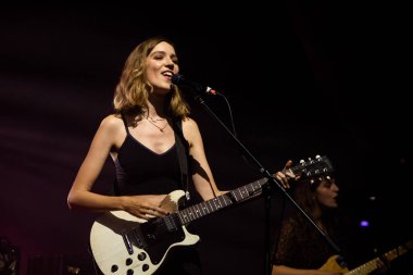 Newcastle UK - 21 Eylül 2019: The Big Moon grubu Newcastle O2 Akademisi 'nde canlı yayında