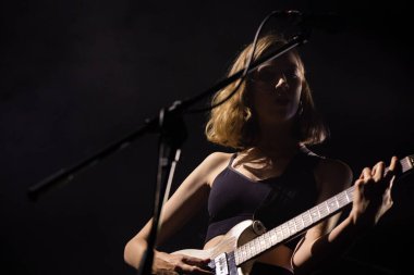 Newcastle UK - 21 Eylül 2019: The Big Moon grubu Newcastle O2 Akademisi 'nde canlı yayında