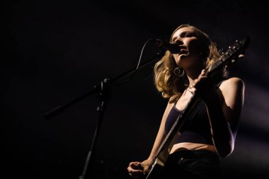 Newcastle UK - 21 Eylül 2019: The Big Moon grubu Newcastle O2 Akademisi 'nde canlı yayında