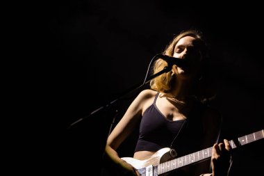 Newcastle UK - 21 Eylül 2019: The Big Moon grubu Newcastle O2 Akademisi 'nde canlı yayında