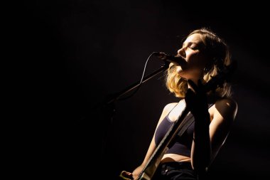 Newcastle UK - 21 Eylül 2019: The Big Moon grubu Newcastle O2 Akademisi 'nde canlı yayında