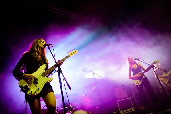 Newcastle UK - 21 Eylül 2019: The Big Moon grubu Newcastle O2 Akademisi 'nde canlı yayında