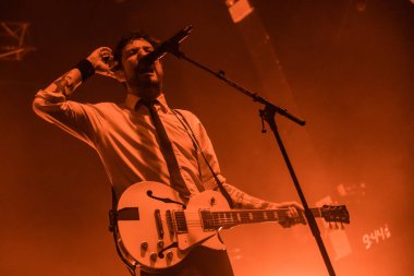 Newcastle UK - 12 Temmuz 2019: Frank Turner ve Uyuyan Ruhlar - Wasteland Müzik Festivali 'nde konserde