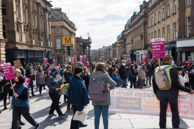 Newcastle on Tyne UK: 3 Nisan 2021: Kill the Bill protestosu Newcastle, Kuzey İngiltere 'de protesto hakkı için. Sosyal mesafeli barışçıl gösteri