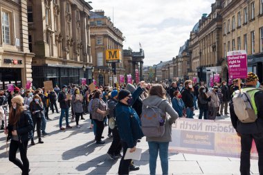 Newcastle on Tyne UK: 3 Nisan 2021: Kill the Bill protestosu Newcastle, Kuzey İngiltere 'de protesto hakkı için. Sosyal mesafeli barışçıl gösteri