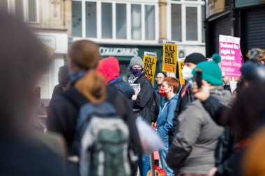 Newcastle on Tyne UK: 3 Nisan 2021: Kill the Bill protestosu Newcastle, Kuzey İngiltere 'de protesto hakkı için. Sosyal mesafeli barışçıl gösteri