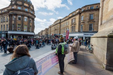 Newcastle on Tyne UK: 3 Nisan 2021: Kill the Bill protestosu Newcastle, Kuzey İngiltere 'de protesto hakkı için. Sosyal mesafeli barışçıl gösteri