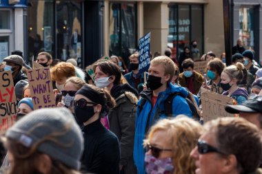 Newcastle on Tyne UK: 3 Nisan 2021: Kill the Bill protestosu Newcastle, Kuzey İngiltere 'de protesto hakkı için. Sosyal mesafeli barışçıl gösteri