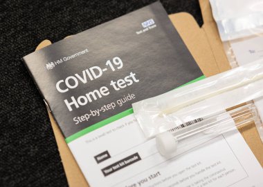 Newcastle Uk - 13 Nisan 2021: İngiltere ev yapımı Covid test kiti. NHS Test ve İzleme