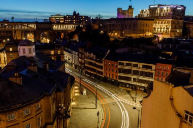 Newcastle on Tyne UK: 16 Mart 2021: Newcastle Quayside Skyline Gece koyu mavi gökyüzü