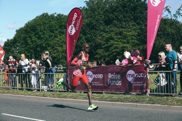 Gateshead UK - 8 Eylül 2019. Great North Run 2019: Sir Mo Farah Maraton 'da koşuyor Tyne ve Gateshead üzerine Newcastle