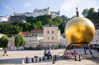 Salzburg Avusturya - 11 Eylül 2012: Sphaera Heykel Altın Küre Heykeli Hohensalzburg Kalesi