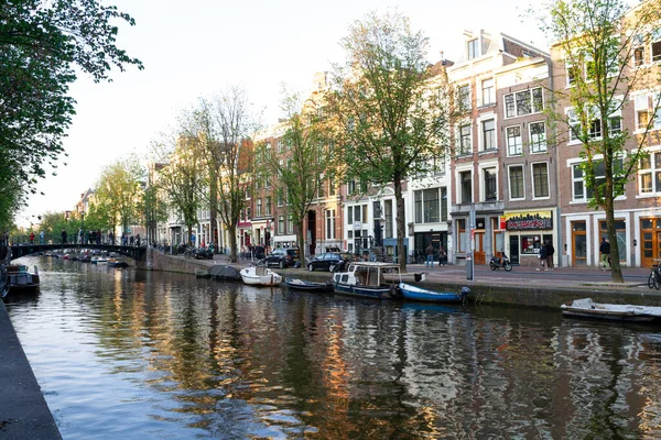 Amsterdam Hollanda - 15 Mayıs 2013: Amsterdam Kanalları, uzun evler ve kafeler güneşli bir günde