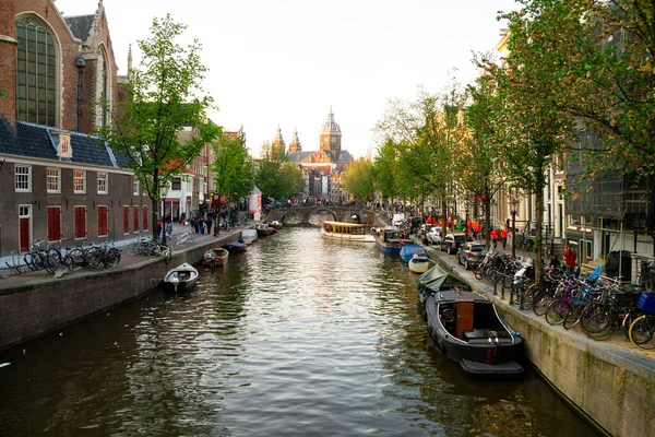 Amsterdam Hollanda - 15 Mayıs 2013: Arka planda bir kilise bulunan Amsterdam Kanalları