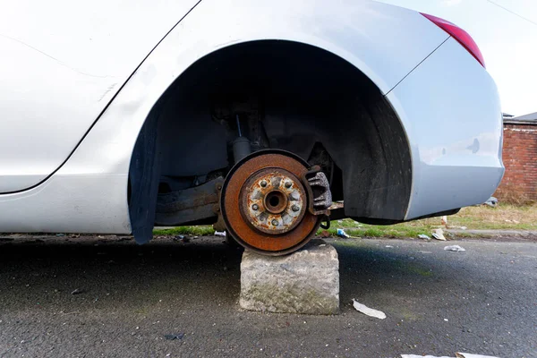 Gateshead UK: 6 Mart 2021: Tekerlekleri tuğlalarla sökülmüş bozuk bir araba