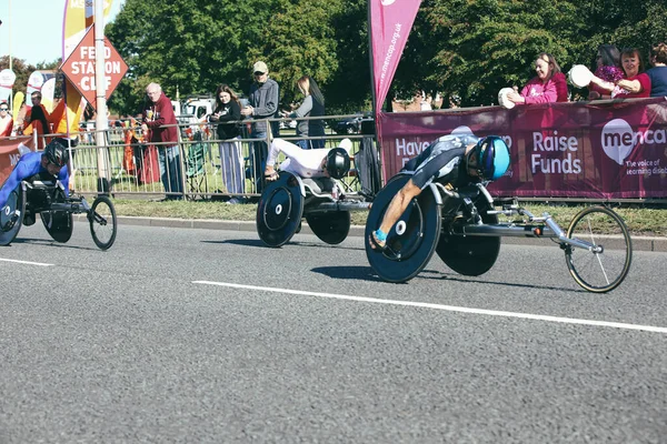 Gateshead UK - 8 Eylül 2019: Great North Run 2019 etkinlik fotoğrafçıları tekerlekli sandalye yarışçıları