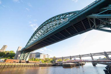 Newcastle UK - 12 Mayıs 2019: Newcastle 'ın ünlü Tyne Köprüsü güneşli bir günde mavi gökyüzü ve kabarık bulutlarla