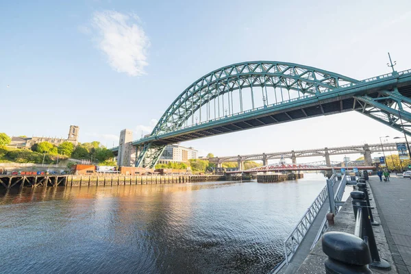 Newcastle UK - 12 Mayıs 2019: Newcastle 'ın ünlü Tyne Köprüsü güneşli bir günde mavi gökyüzü ve kabarık bulutlarla