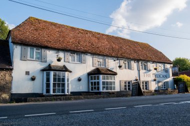 Salisbury UK: 25 Temmuz 2025: Salisbury 'deki Pelikan Oteli geleneksel çatısı ve kırsal cazibesiyle klasik mimariye sahip