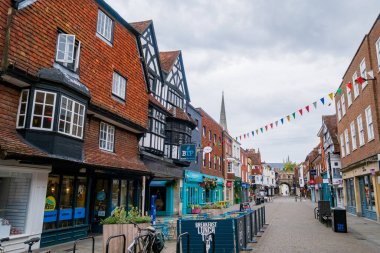 Salisbury UK: 27 Temmuz 2025: Salisbury ana caddesi Pazar sabahı boş. Sokaklar büyüleyici dükkanlar ve geleneksel binalarla dolu.