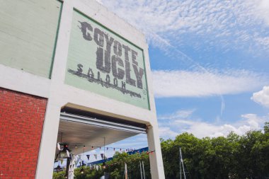 Bristol UK: 28 Temmuz 2025: Coyote Ugly Saloon girişi Bristol 'da güneşli bir günde açık gökyüzü ve yakınlarındaki teknelerle yer aldı