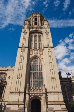 Bristol UK: 28 Temmuz 2025: Bristol Üniversitesi. Wills Memorial Binası Bristol Üniversitesi 'nde gün ışığında mimari güzelliği sergiliyor.