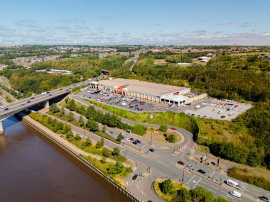 Tyne UK 'deki Newcastle: 15 Ağustos 2025: A1 Blaydon Köprüsünün B ve Q süpermarketinin yanındaki Tyne Nehri' ni geçerken insansız hava aracı görüntüsü