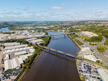 Tyne UK 'de Blaydon: 15 Ağustos 2025: Blaydon Industrial Estate, çeşitli depoları ve eski demiryolu köprüsünün geçtiği bir ticaret merkezi.