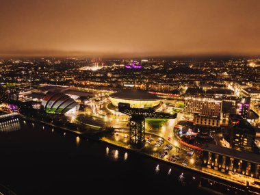 Glasgow İskoçya: 26 Kasım 2025: Protesto gösterileri Glasgow Armadillo 'daki kızılderili bayrağını vurguluyor