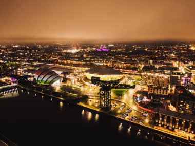 Glasgow İskoçya: 26 Kasım 2025: Protesto gösterileri Glasgow Armadillo 'daki kızılderili bayrağını vurguluyor