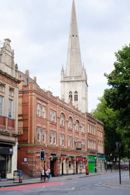 Bristol UK: 28 Temmuz 2025: The Old Fish Market 'te canlı çiçekler ve hoş geldin atmosferiyle klasik Bristol bar deneyimi