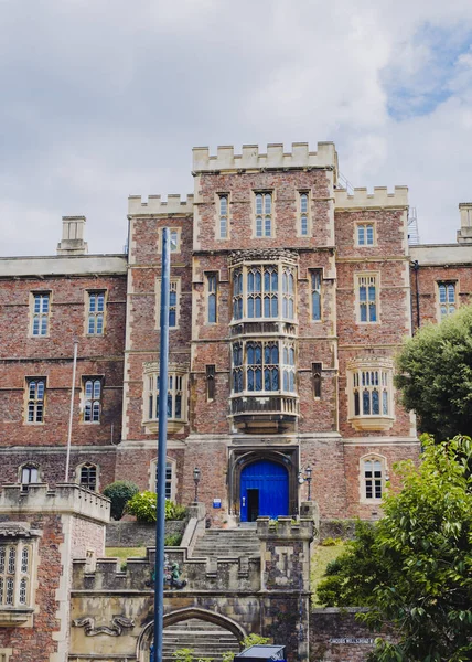 Bristol UK: 28 Temmuz 2025: QEH Bristol. Kraliçe Elizabeth 'in Bristol' daki hastanesinin dışında Gotik mimari öğeler yer almaktadır.