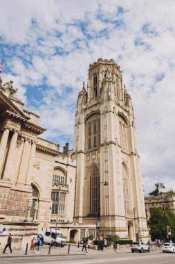 Bristol UK: 28 Temmuz 2025: Bristol Müzesi ve Sanat Galerisi şehir merkezindeki Queens Road ve Wills Memorial Building 'de güneşli bir günde dış cephe inşaatı