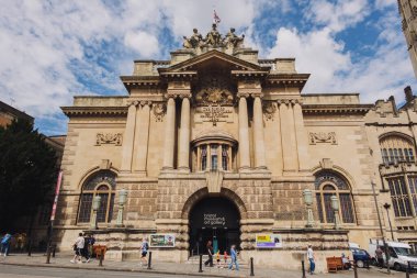 Bristol UK: 28 Temmuz 2025: Bristol Müzesi ve Sanat Galerisi şehir merkezindeki Queens Road 'da güneşli bir günde