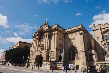 Bristol UK: 28 Temmuz 2025: Bristol Müzesi ve Sanat Galerisi, Queens Road 'da güneşli bir günde dış cephe inşa etmektedir. Geniş açı sokak fotoğrafı