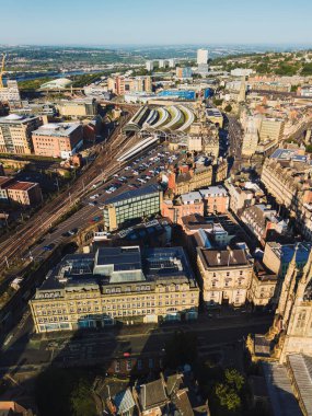 Tyne 'deki Newcastle: 17 Ağustos 2025: Tyne Merkez İstasyonu üzerindeki Newcastle' ın havadan bakış açısı geniş demiryolu hatlarını ve çevresindeki şehir manzarasını gözler önüne seriyor.