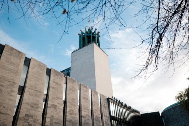 Tyne UK 'deki Newcastle: 8 Kasım 2025: Newcastle Şehir Merkezi sonbahar gökyüzünün arka planına gururla karşı duruyor. Bu yapı doğanın güzelliğini yansıtıyor, yakınındaki ağaçlar değişiyor.