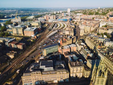 Tyne 'deki Newcastle: 17 Ağustos 2025: Tyne Merkez İstasyonu üzerindeki Newcastle' ın havadan bakış açısı geniş demiryolu hatlarını ve çevresindeki şehir manzarasını gözler önüne seriyor.